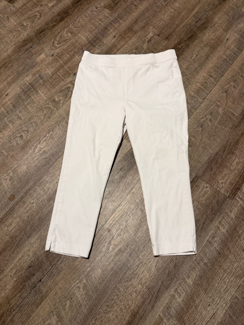 Time and Tru Cropped White Stretch pull on Pants